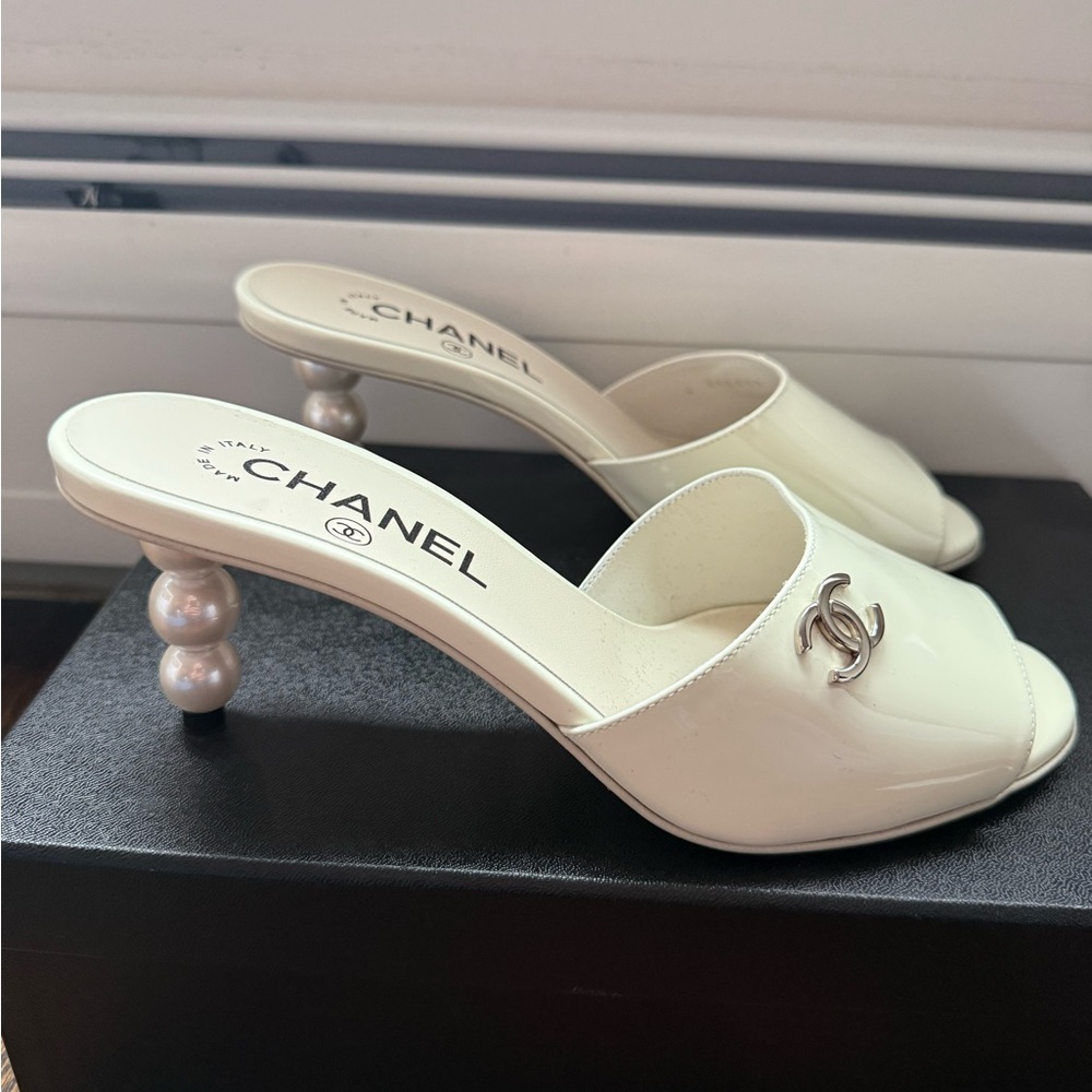 CHANEL Cream Patent Leather Open-Toe Slide Mules with Silver CC - Picture 8 of 9